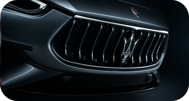 Maserati Kühlergrill Frontansicht vor schwarzem Hintergrund