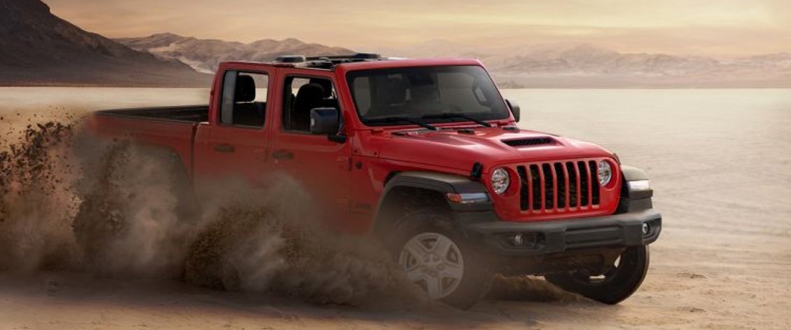 Roter Jeep driftet in der Wüste 