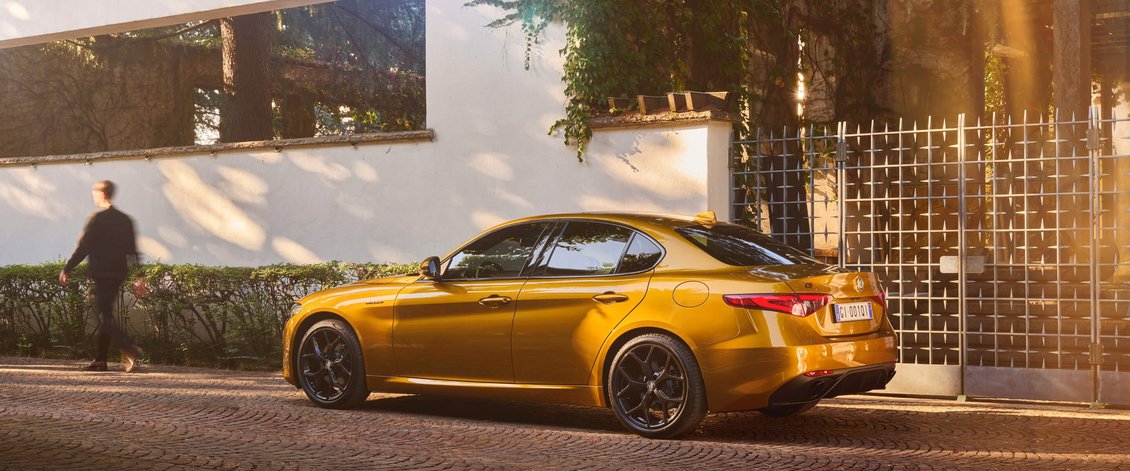 Alfa Romeo GT junior in gold in der Stadt